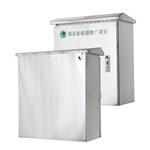 Caixa de carregamento para veículos elétricos em aço inoxidável com pés de montagem.