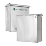 Caixa de carregamento para veículos elétricos em aço inoxidável com orifícios pré-perfurados.