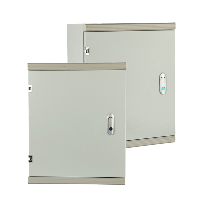 Caixa industrial para alojamento de PLC e controlador.