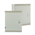 Caixa industrial para alojamento de PLC e controlador.