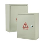 Caixa metálica com fundo perfurado para refrigeração.