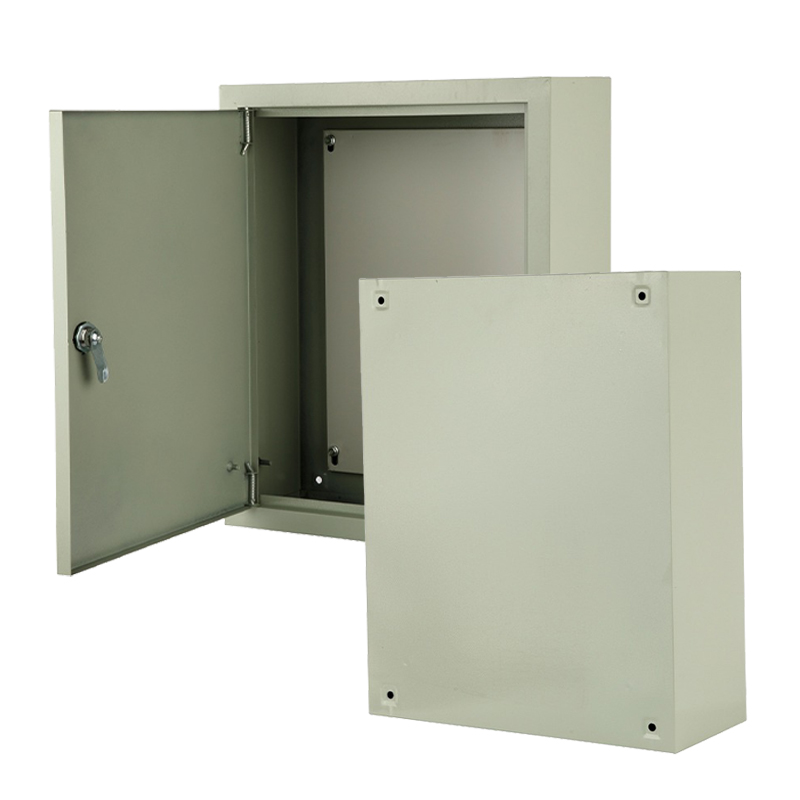 Caixa elétrica metálica com aberturas pré-perfuradas na parte superior e inferior.