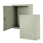 Caixa elétrica metálica com aberturas pré-perfuradas na parte superior e inferior.